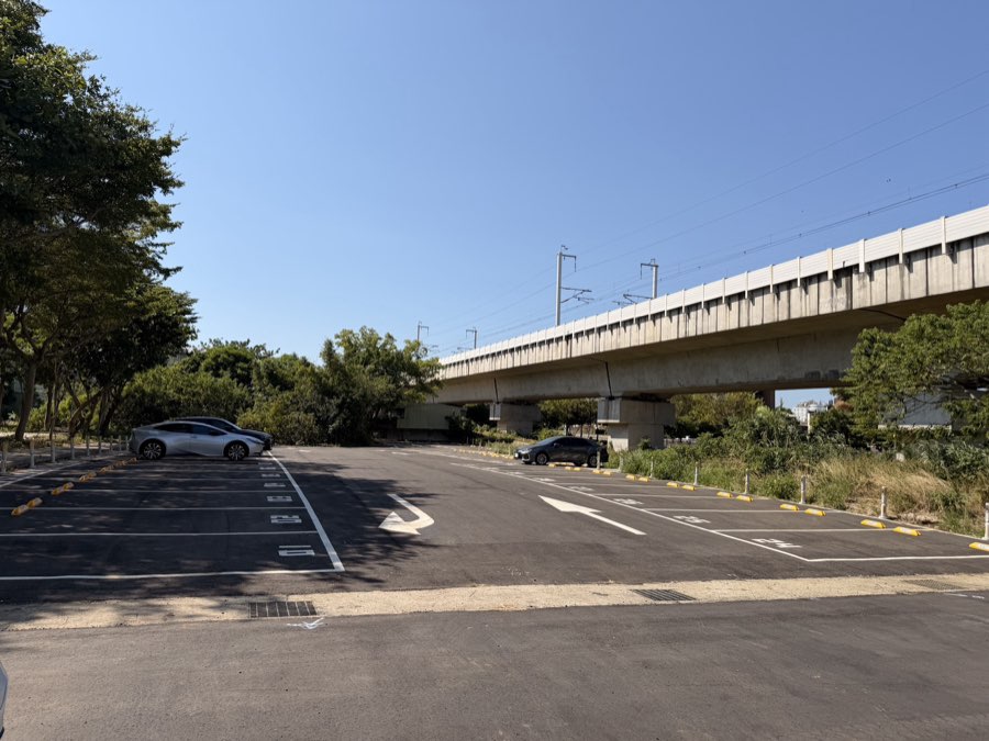 富榮街路口的停車場